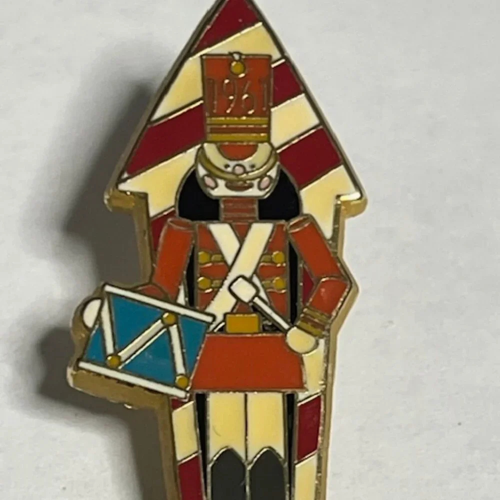 2001 Disney Babes in Toyland Soldier #95 Lapel Hat Vest Pin Gold Tone 1.75